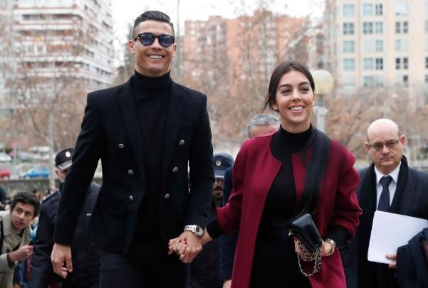 Ronaldo cung ban gai tay trong tay di hau toa tai Madrid hinh anh