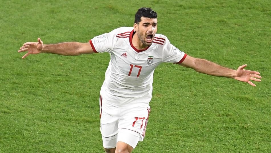 Ha Trung Quoc 3-0, Iran hien ngang vao ban ket Asian Cup hinh anh