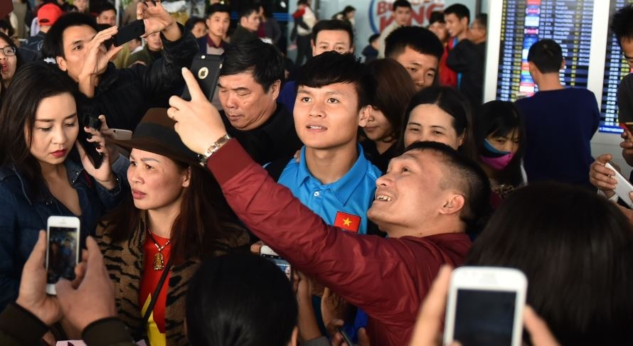 Thay tro HLV Park Hang-seo duoc vinh danh o san bay Noi Bai hinh anh