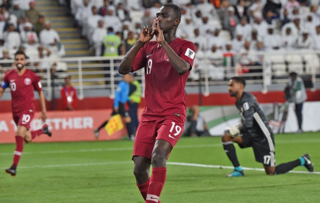 CĐV UAE ném chai lọ xuống sân ảnh 2 CDV UAE nem chai lo xuong san anh 2