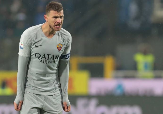 Dzeko nhổ vào mặt trọng tài ảnh 2 Dzeko nho vao mat trong tai anh 2