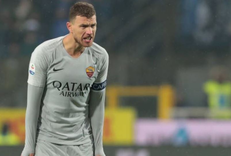 Dzeko doi dien an phat nang vi nho nuoc bot truoc mat trong tai hinh anh