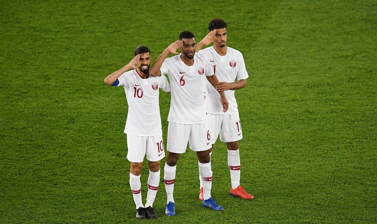 HLV Qatar soc voi sieu pham cua Almoez Ali anh 2