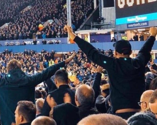 CĐV Everton ăn mừng khi đội nhà thua Man City ảnh 2 CDV Everton an mung khi doi nha thua Man City anh 2