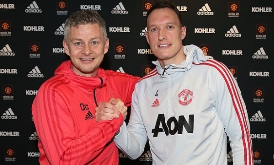CDV tuc gian vi MU gia han voi Phil Jones hinh anh