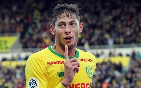 2 CDV Southampton bi bat vi xuc pham cai chet cua Emiliano Sala hinh anh