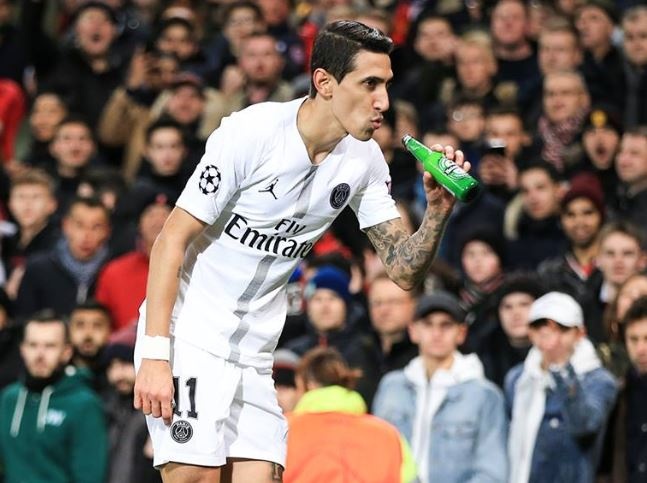 Bi CDV MU nem chai nuoc, Di Maria dap tra bang cu dup kien tao hinh anh