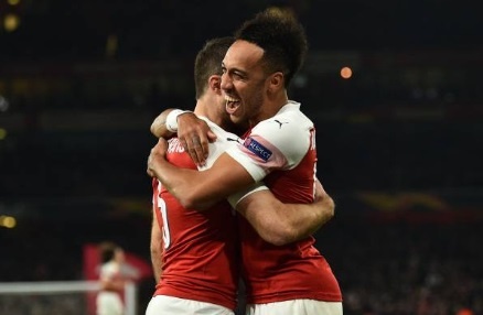 Cap trung ve toa sang dua Arsenal vao vong 1/8 Europa League hinh anh