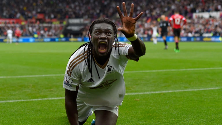 Cau be nhat bong bo chay vi so man an mung cua Gomis hinh anh