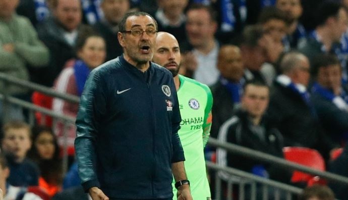 HLV Sarri noi gi khi bi hoc tro cong khai chong doi? hinh anh