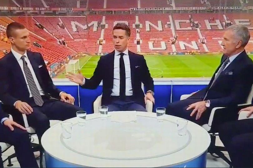 Vidic lườm chuyên gia ảnh 1 Vidic luom chuyen gia anh 1