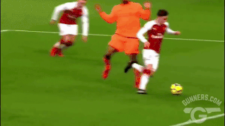 Oezil gay sot tren mang xa hoi voi ky thuat lop bong dac biet hinh anh