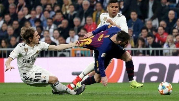 Modric kéo áo Messi ảnh 1 Modric keo ao Messi anh 1