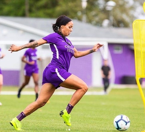 tiền đạo ra sân tập luyện dù mang bầu ảnh 2 tien dao ra san tap luyen du mang bau anh 2