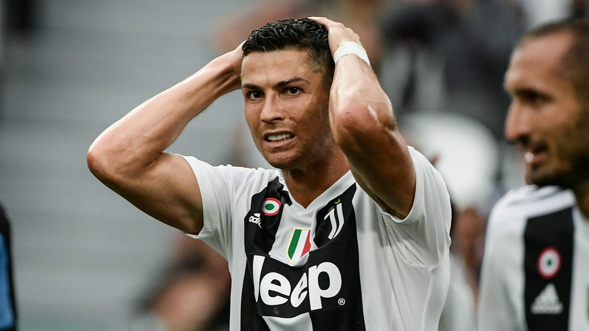 Ronaldo noi gian voi HLV Allegri trong tran thang Napoli hinh anh