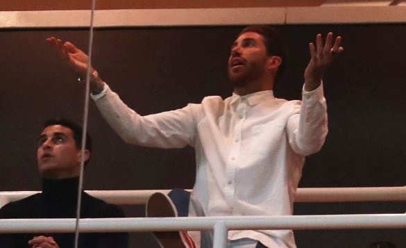 Ramos tuc gian nhin dong doi thua tham Ajax tren san nha hinh anh