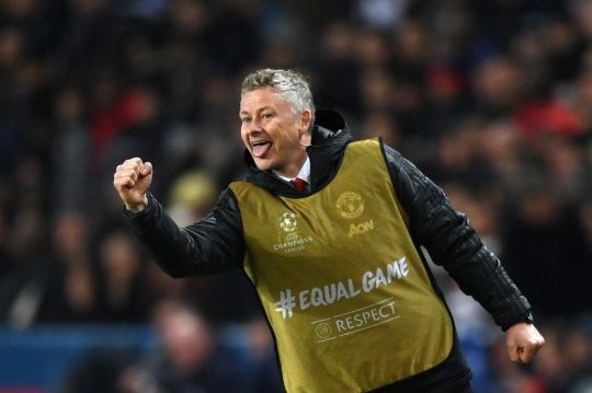 Solskjaer mặc áo bib ảnh 1 Solskjaer mac ao bib anh 1
