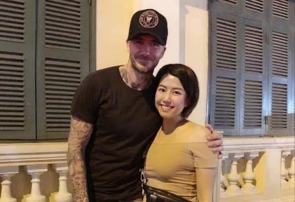 Beckham vui ve chup anh cung fan tai pho di bo o TP.HCM hinh anh