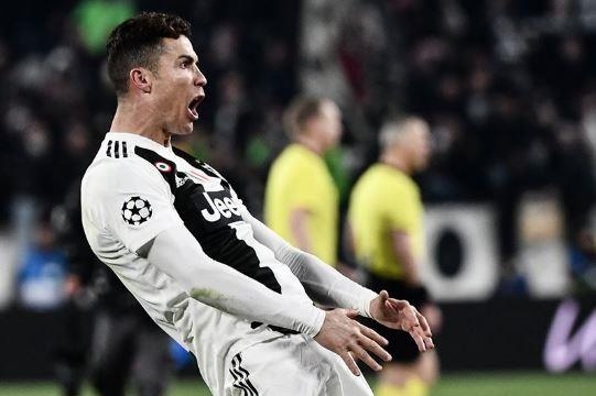 Ronaldo an mung che nhao HLV Simeone sau khi lap hat-trick hinh anh