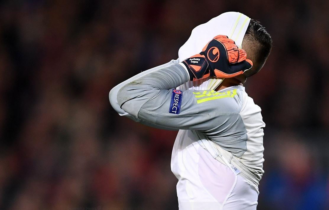 Thu mon Lyon bat khoc khi phai roi san trong tran thua Barca hinh anh