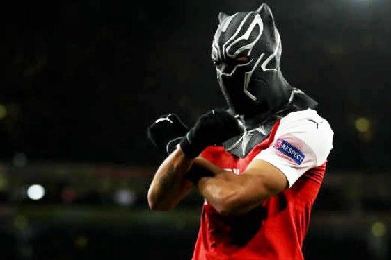 Aubameyang hoa thanh 'Black Panther' sau khi ghi ban cho Arsenal hinh anh