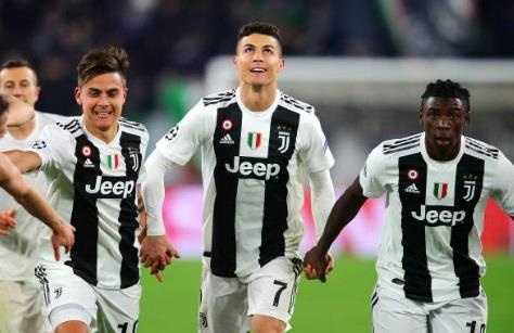 Dong doi cho Ronaldo vao an mung sau tran thang Atletico hinh anh