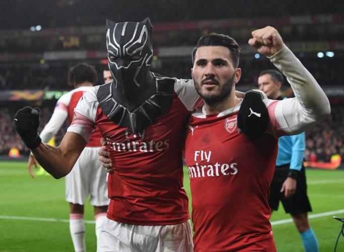Aubameyang đeo mặt nạ Black Panther ảnh 1 Aubameyang deo mat na Black Panther anh 1