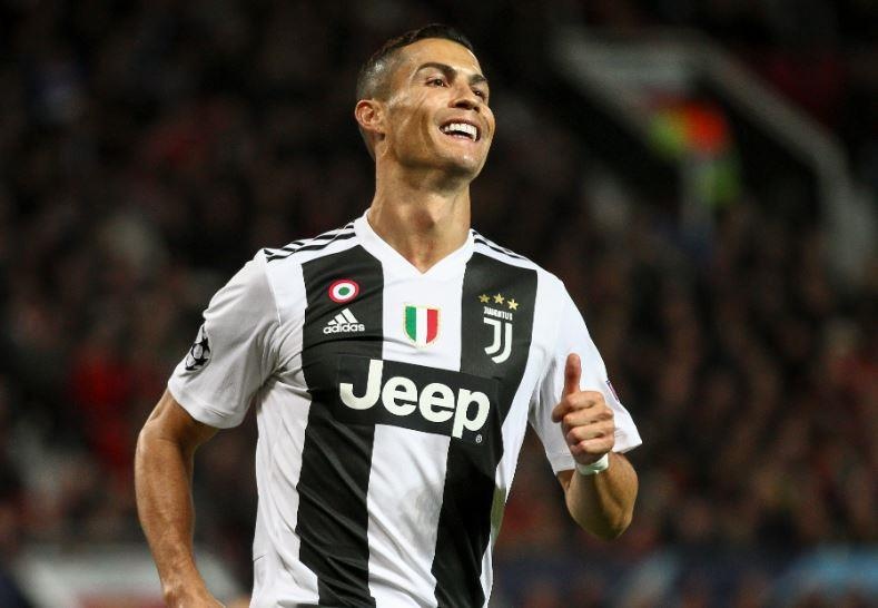 Ronaldo bat ngo khi duoc yeu cau ky vao ao dau cua Real hinh anh