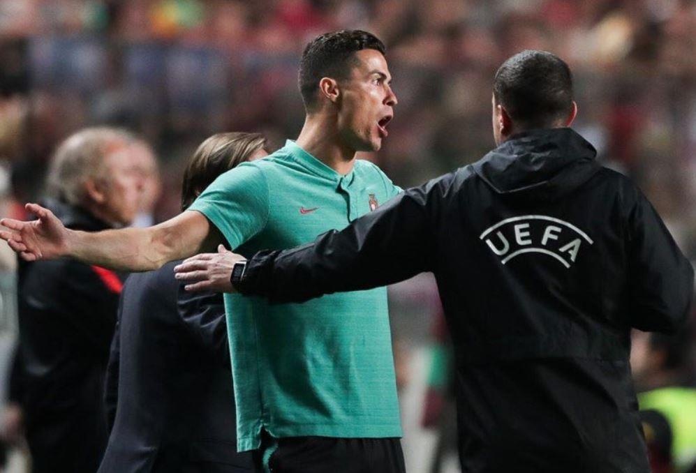 Ronaldo noi gian voi trong tai vi tu choi qua 11 m cho Bo Dao Nha hinh anh