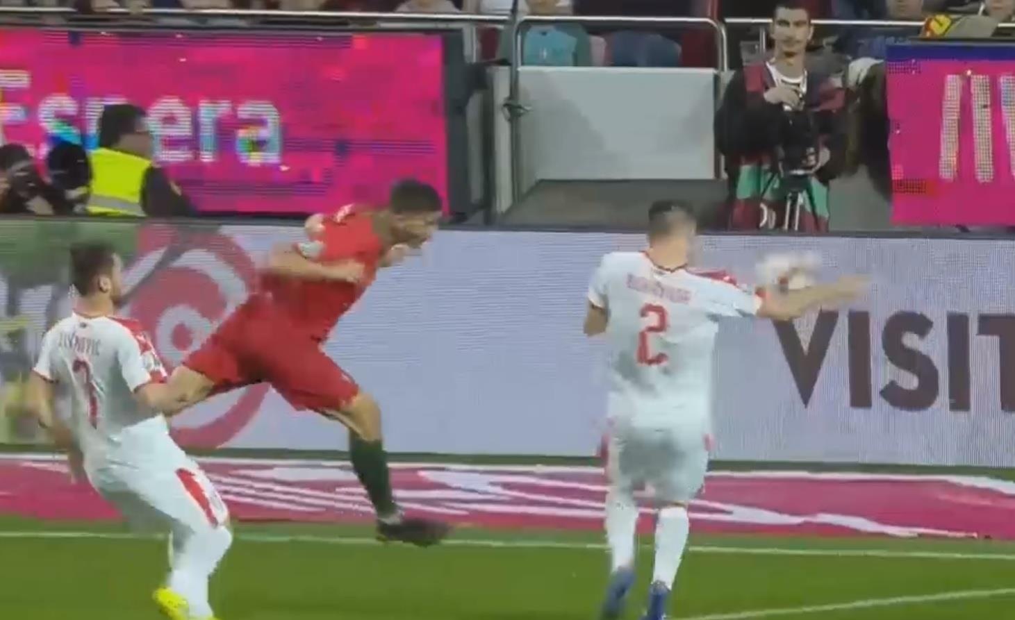 Ronaldo noi gian voi trong tai anh 1