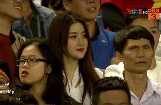 Co gai 'gay thuong nho' trong ngay Viet Nam thang Thai Lan 4-0 hinh anh