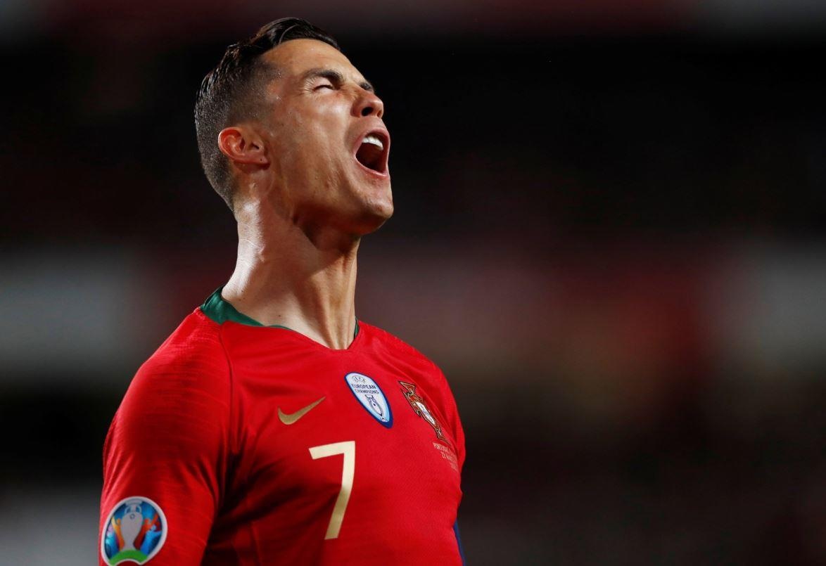 Ronaldo chan thuong, Bo Dao Nha lai chia diem o VL Euro 2020 hinh anh
