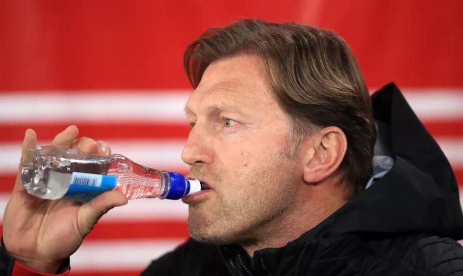 HLV Southampton cắt wifi ở khách sạn ảnh 1 HLV Southampton cat wifi o khach san anh 1