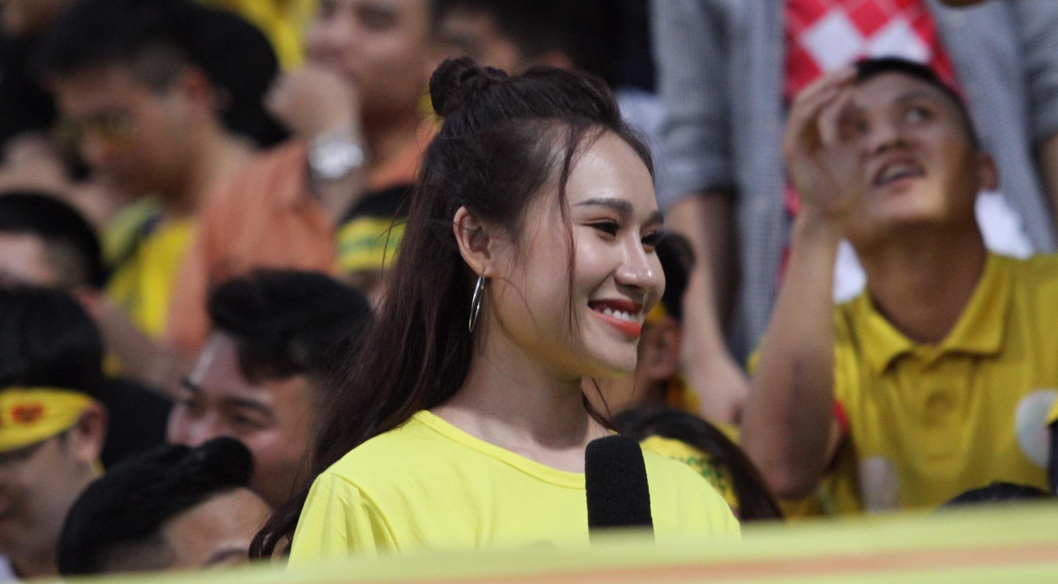 Co dong vien SLNA phu kin khan dai B san Hang Day hinh anh