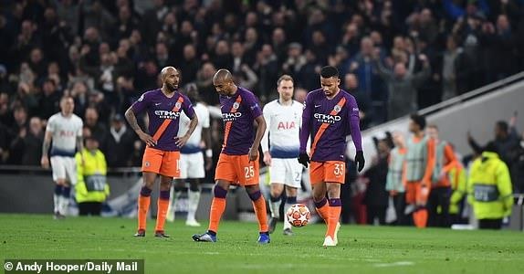 HLV Pochettino đưa CĐV quá khích rời sân ảnh 6 HLV Pochettino dua CDV qua khich roi san anh 6