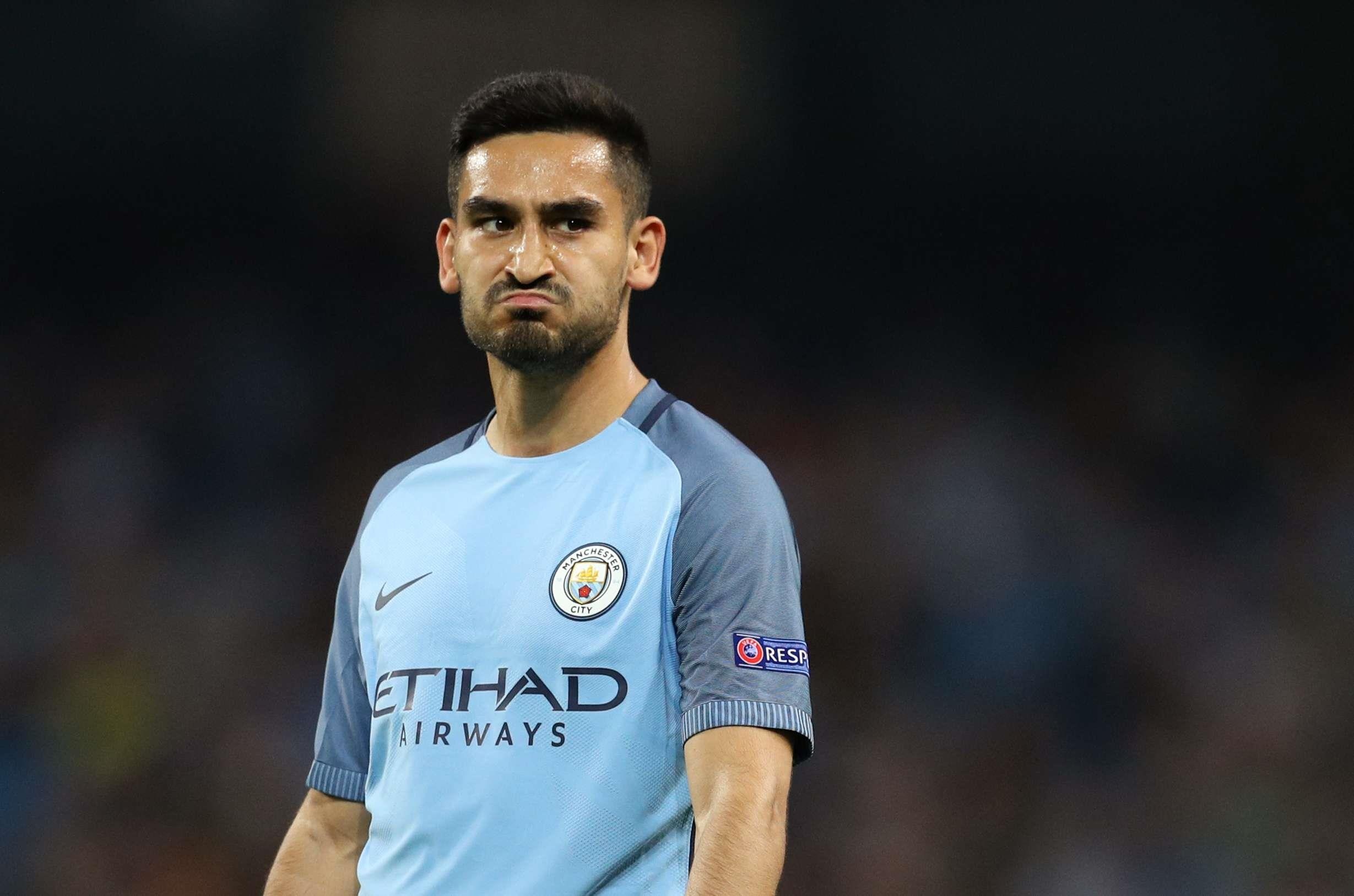 CDV Tottenham ban day chun vao Gundogan khi da phat goc hinh anh