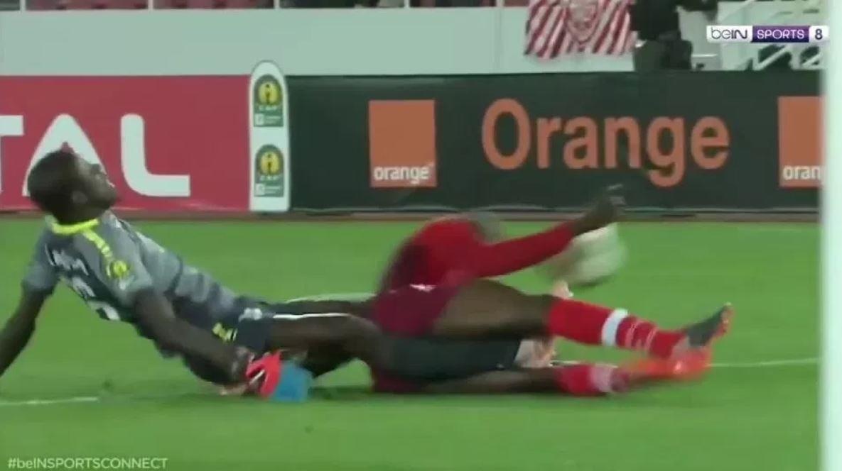 Trong tai bat khoc khi chung kien thu mon gay gap chan o cup chau Phi hinh anh