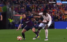 Paul Pogba ngang chan cau thu Barca vi uc che hinh anh