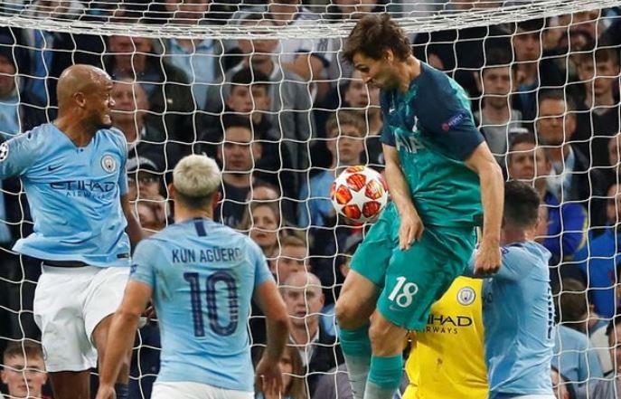 goc quay cho thay Llorente de bong cham tay anh 2