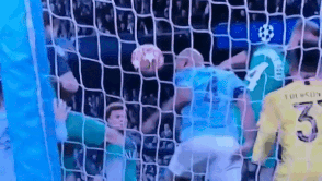 Goc quay bi an cho thay bong cham tay Llorente khi ghi ban hinh anh