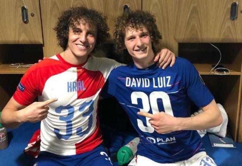 Khoanh khac David Luiz cham mat ban sao khien CDV thich thu hinh anh