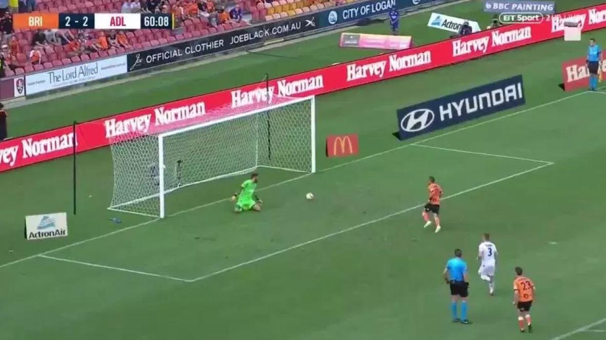 Cu da penalty si nhuc thu mon cua sao A.League hinh anh