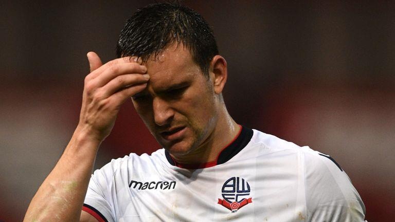 Bolton sap pha san, cau thu tu choi ra san vi bi no luong hinh anh