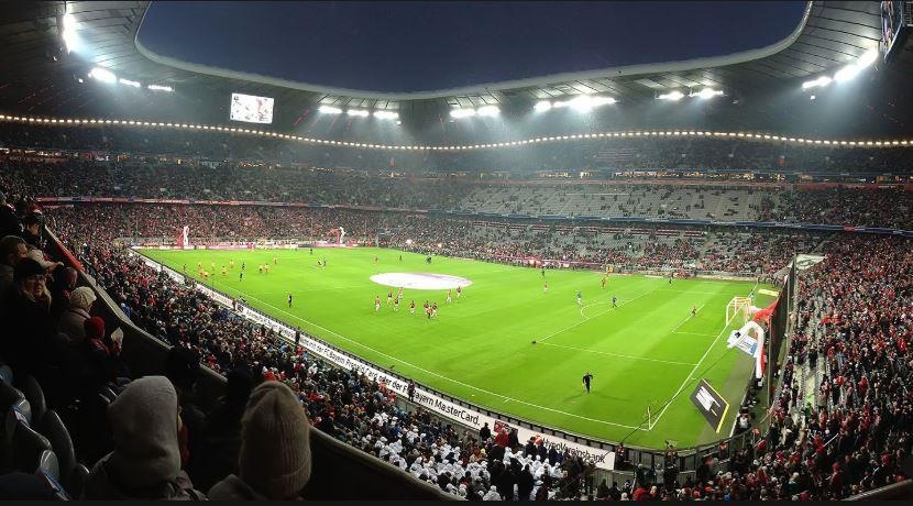 Cay cu vi the do, cau thu dap cau dao san van dong hinh anh