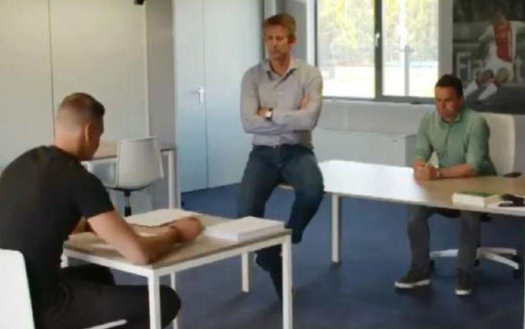 Tan binh Ajax phai chep phat 1.000 lan vi lo noi xau CLB hinh anh