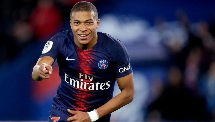 Mbappe vuot troi Ronaldo,  Messi anh 2