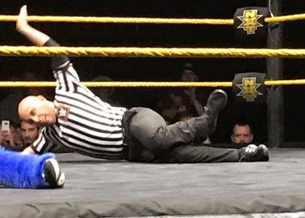 Trong tai WWE gay chan van co gang hoan thanh tran dau hinh anh