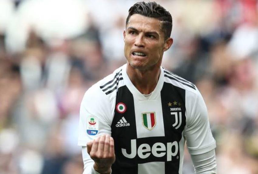 Ronaldo cung dong doi bi che nhao bang chai nuoc rua hieu Ajax hinh anh