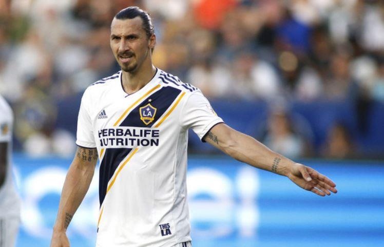 Vao tan phong thay do xin loi, Ibra van bi doi thu duoi co hinh anh