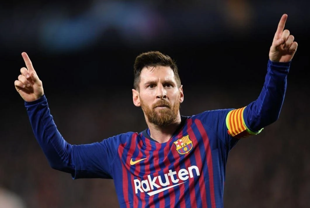 Messi dam Fabinho anh 1